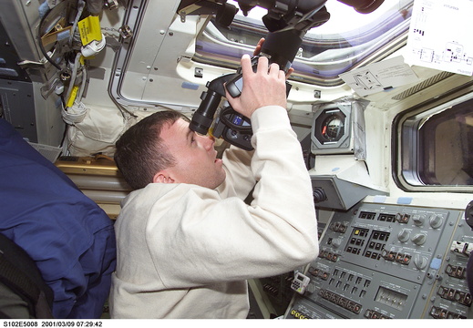 STS102-E-5008