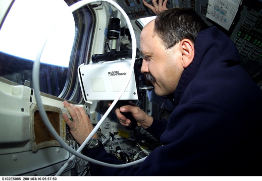 STS102-E-5085