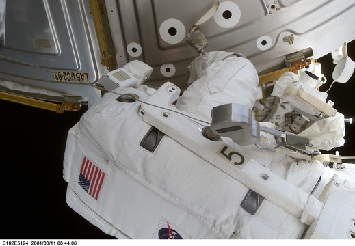 STS102-E-5124