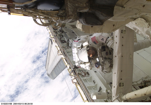 STS102-E-5166