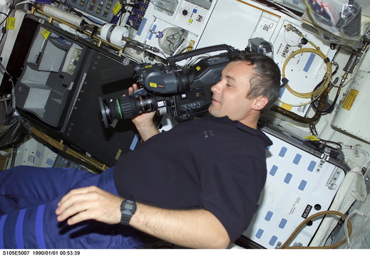 STS105-E-5007