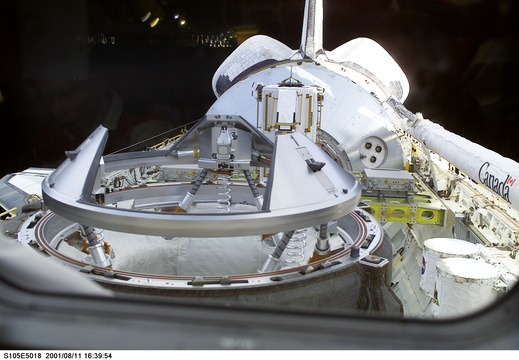 STS105-E-5018
