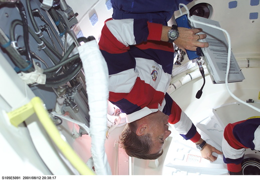 STS105-E-5091