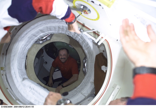 STS105-E-5094