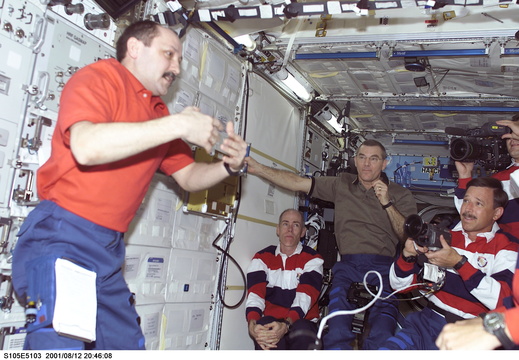 STS-105-E-5103