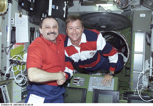 STS105-E-5119