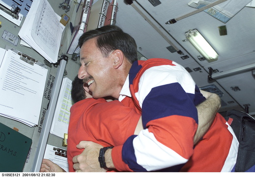 STS-105-E-5121