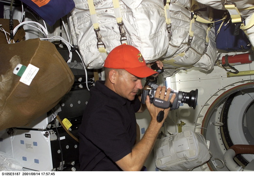 STS105-E-5187