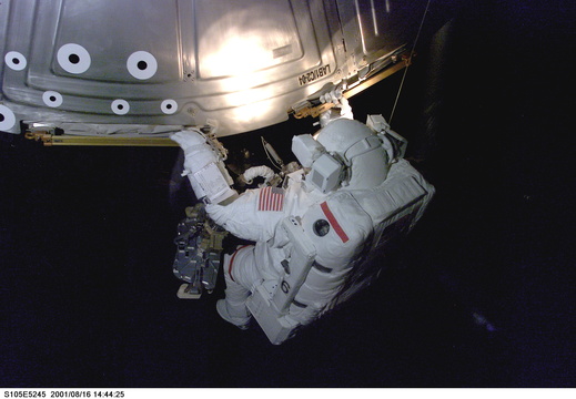 STS105-E-5245