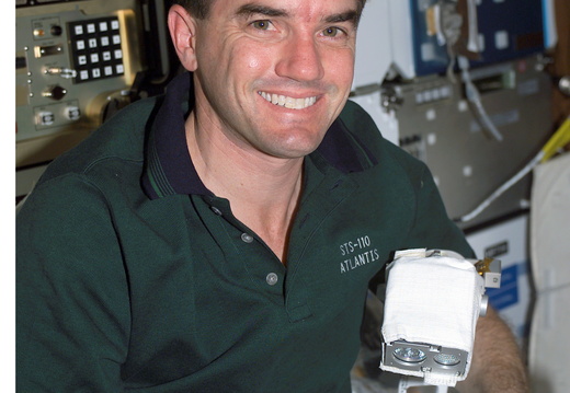 STS110-E-5006