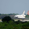 space-shuttle-discovery-sts-124-landing_9365912901_o.jpg