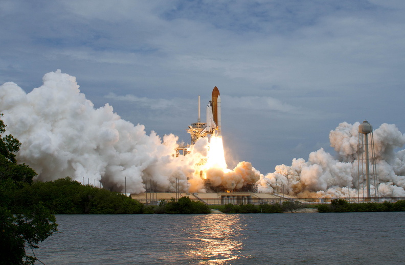 STS-135 Atlantis Launch - 9391286985_ca04101e6f_o.jpg