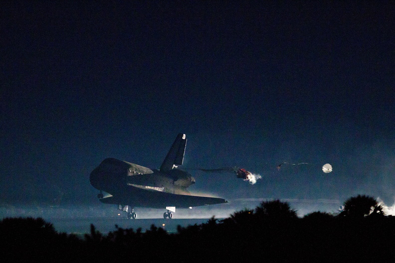 STS_135_Landing - 9394701270_bea6350996_o.jpg