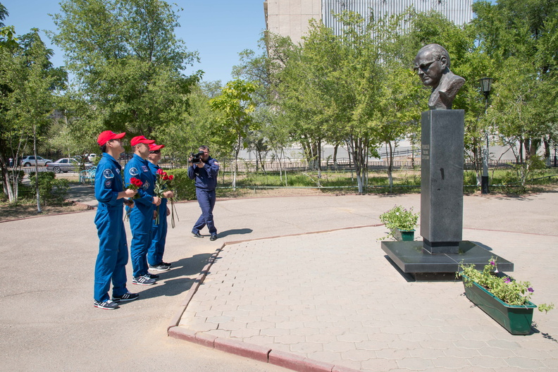 expedition-52-53-backup-crew-at-the-statue-of-russian-space-designer-mikhail-ryazanskiy_35623643090_o.jpg