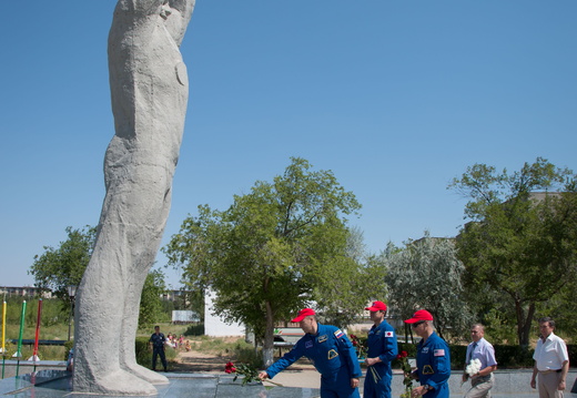expedition-52-53-back-up-crew-at-the-statue-of-yuri-gagarin 35202126833 o