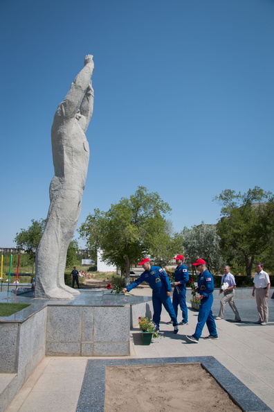 expedition-52-53-back-up-crew-at-the-statue-of-yuri-gagarin_35202126833_o.jpg
