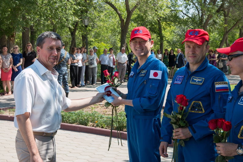 expedition-52-53-crew-accepts-flowers_35202131263_o.jpg