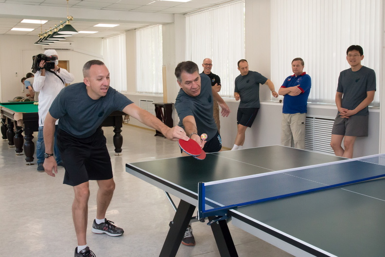 expedition-52-53-crew-members-play-ping-pong_36133637615_o.jpg