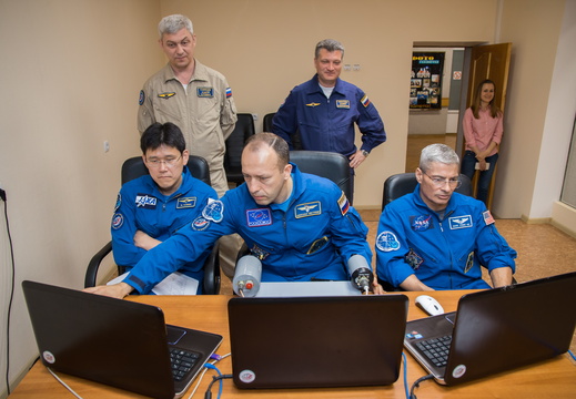 expedition-52-53-crew-members-train-on-laptops 35999212121 o