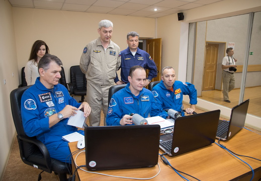 expedition-52-53-crew-members-train-on-laptops 35999213191 o