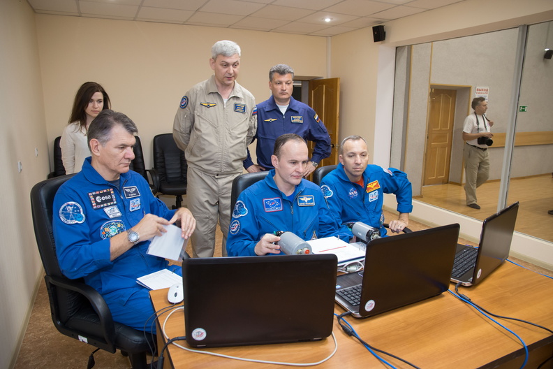 expedition-52-53-crew-members-train-on-laptops_35999213191_o.jpg