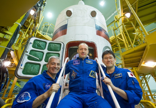 expedition-52-53-crew-with-soyuz-capsule 35999223331 o