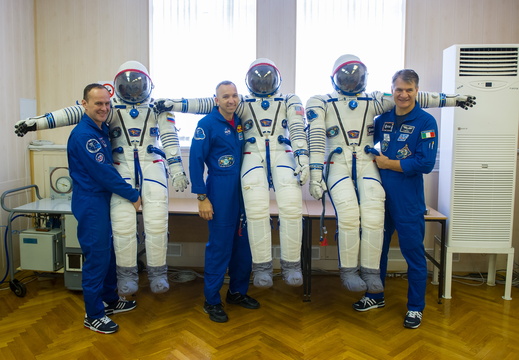 expedition-52-53-crew-with-their-russian-sokol-suits 35990490815 o