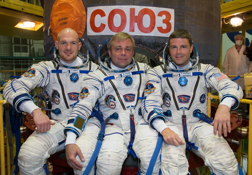 13-04-23 At the Baikonur Cosmodrome in Kazakhstan, Expedition 40 41 Flight Engineer Alexander Gerst of the European Space Agency (left), Soyuz Commander Max Suraev of the Russian Federal Space Agency (Roscosmos, o
