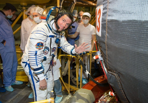 13-08-14 At the Baikonur Cosmodrome in Kazakhstan, Expedition 40 41 Flight Engineer Reid Wiseman of NASA poses for a picture May 16 in his Russian Sokol launch and entry suit as he enters the Soyuz TMA-13M space o