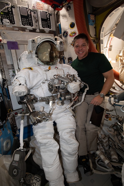 expedition-63-flight-engineer-bob-behnken-poses-with-a-us-spacesuit_50037636847_o.jpg