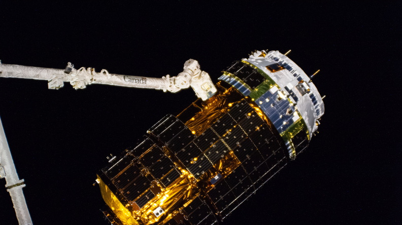 japans-htv-9-cargo-ship-in-the-grips-of-the-canadarm2-robotic-arm_49945575332_o.jpg