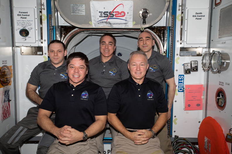 the-expedition-63-crew-gathers-for-a-final-portrait_50186017372_o.jpg