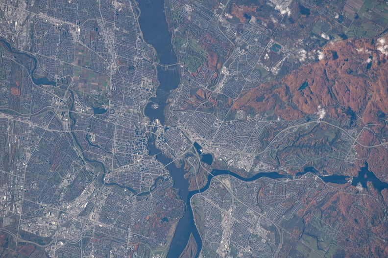 the-ottawa-river-separates-the-provinces-of-ontario-and-quebec_50494746861_o.jpg
