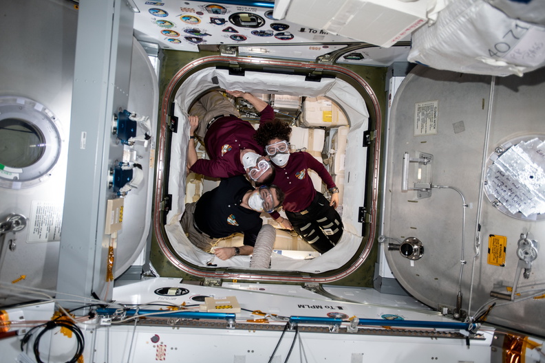 expedition-62-crewmembers-inside-the-spacex-dragon-resupply-ship_49648710956_o.jpg