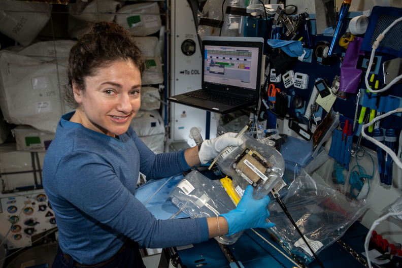 expedition-62-flight-engineer-jessica-meir-works-with-bone-research-hardware_49619309662_o.jpg