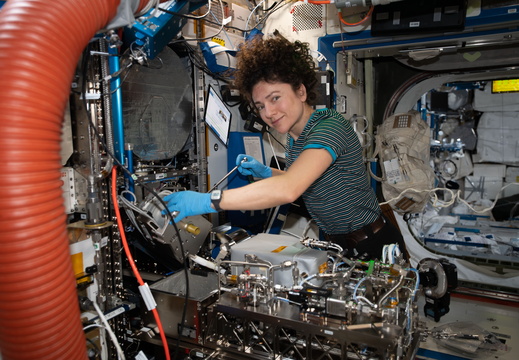 nasa-astronaut-jessica-meir-works-on-orbital-plumbing-tasks 49579228823 o