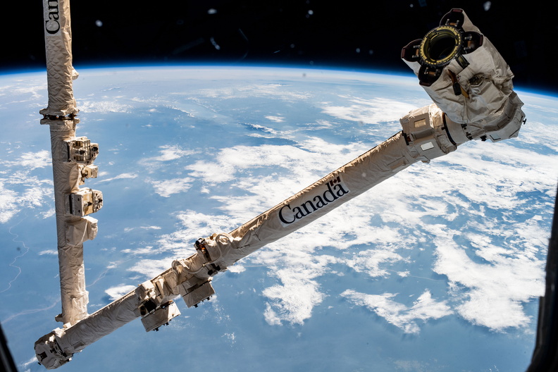 the-canadarm2-robotic-arm-is-poised-to-capture-the-cygnus-space-freighter_49535129982_o.jpg