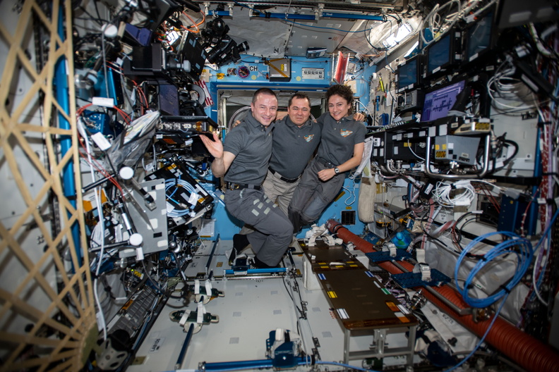 the-expedition-62-crew-poses-for-a-portrait_49589732591_o.jpg