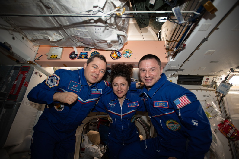 the-expedition-62-crew-poses-for-a-portrait_49798488922_o.jpg