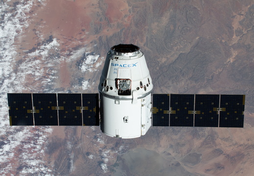 the-spacex-dragon-approaches-the-space-station 49640139618 o