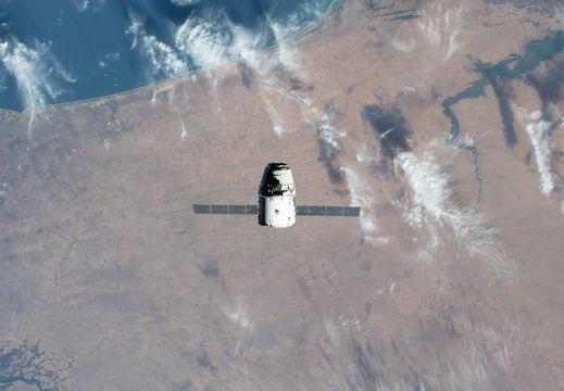 the-spacex-dragon-approaches-the-space-station 49640661981 o