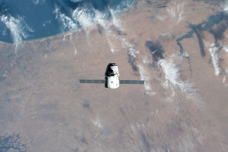 the-spacex-dragon-approaches-the-space-station_49640661981_o.jpg