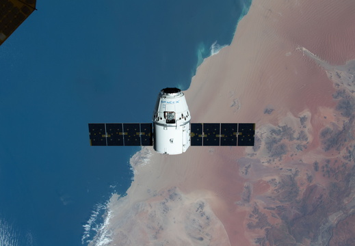 the-spacex-dragon-approaches-the-space-station 49640662196 o