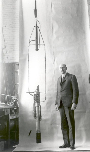 robert-goddard-with-his-double-acting-engine-rocket-in-1925_4940913262_o.jpg