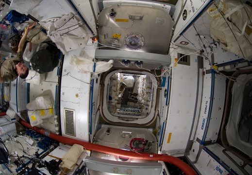 STS135-E-09133
