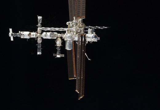 STS135-E-11851