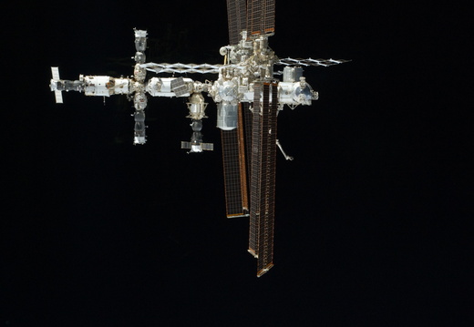 STS135-E-11855
