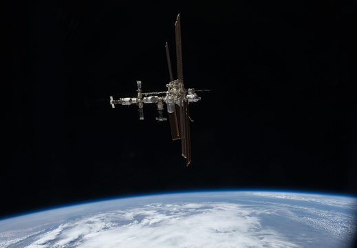 STS135-E-11862