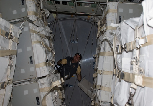 STS135-E-08842