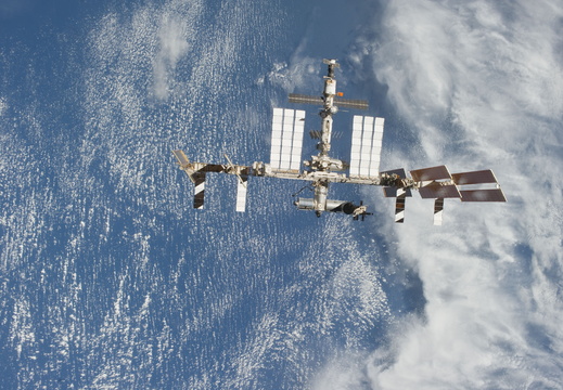 STS135-E-11893